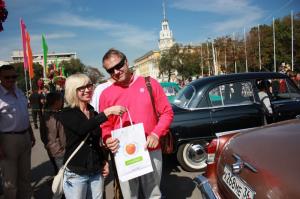 Фото к Выставка ретро-автомобилей в День города вместе с Информационным центром атомной отрасли