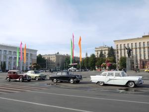 Фото к Выставка ретро-автомобилей в День города вместе с Информационным центром атомной отрасли