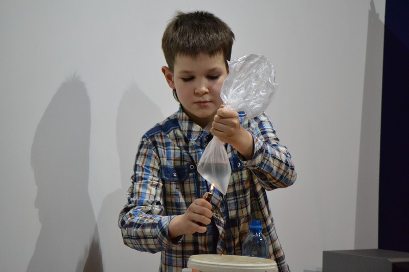 Фото к Юные экспериментаторы показали свои опыты и открытия в информационном центре по атомной энергии