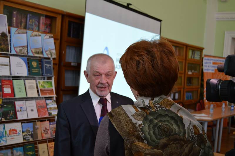 Фото к Открытие атомного уголка в главной библиотеке Воронежской области