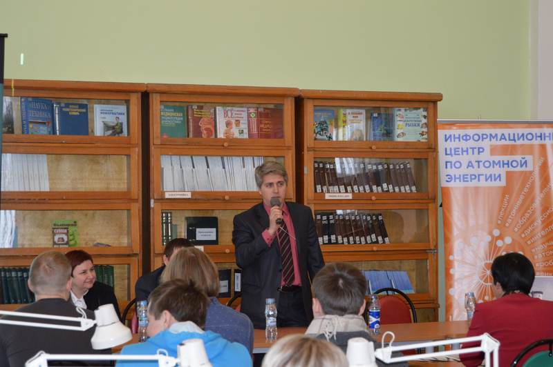 Фото к Открытие атомного уголка в главной библиотеке Воронежской области
