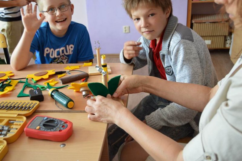 Фото к Солнечный цветок своими руками — воронежские школьники приняли участие в международной акции за использование солнечной энергии.