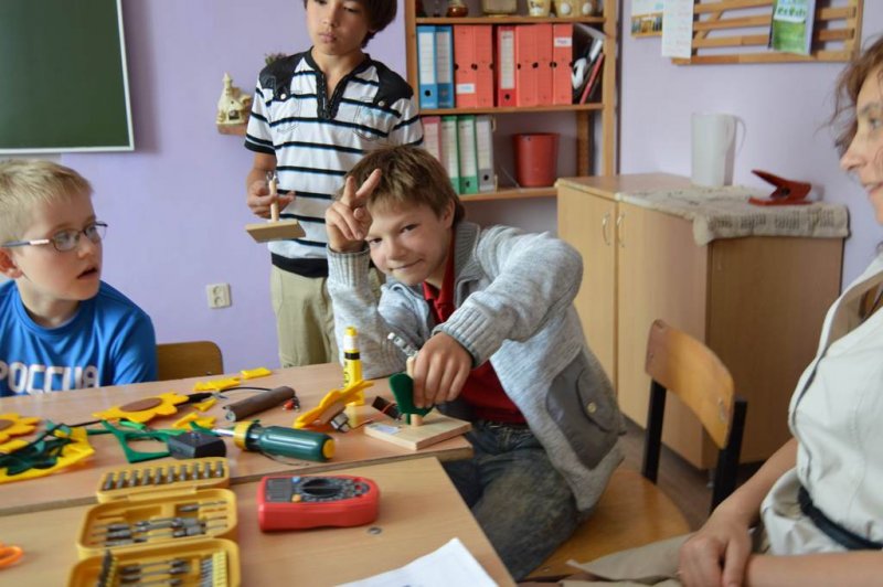 Фото к Солнечный цветок своими руками — воронежские школьники приняли участие в международной акции за использование солнечной энергии.