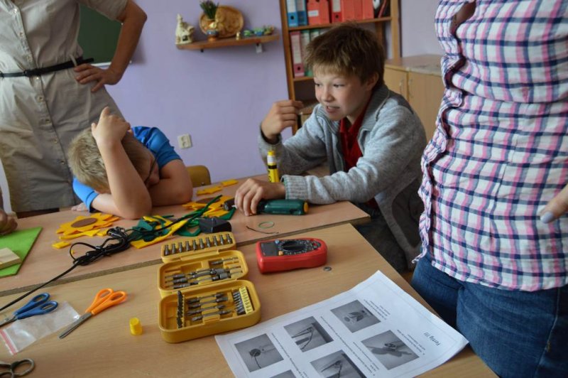 Фото к Солнечный цветок своими руками — воронежские школьники приняли участие в международной акции за использование солнечной энергии.