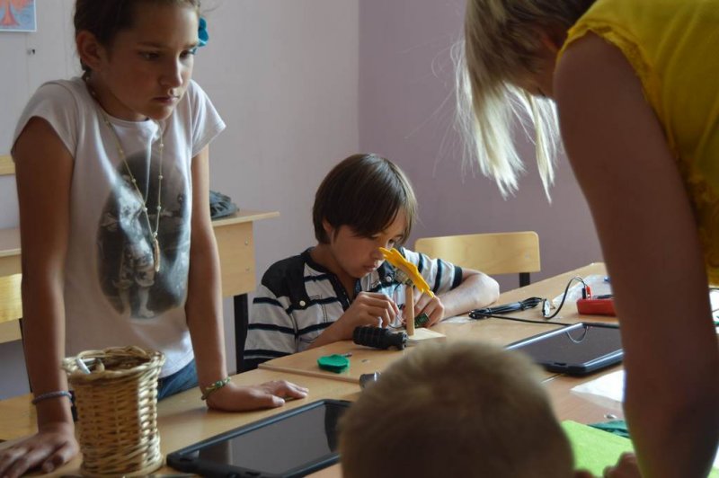 Фото к Солнечный цветок своими руками — воронежские школьники приняли участие в международной акции за использование солнечной энергии.