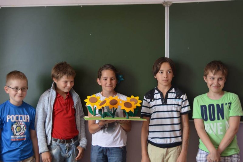 Фото к Солнечный цветок своими руками — воронежские школьники приняли участие в международной акции за использование солнечной энергии.