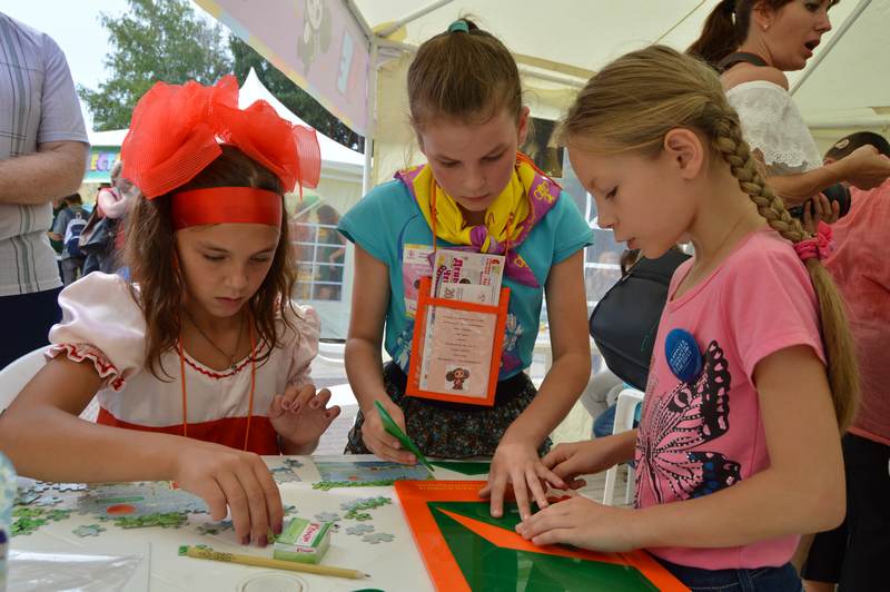 Фото к Информационный центр по атомной энергии на дне рождения Чебурашки