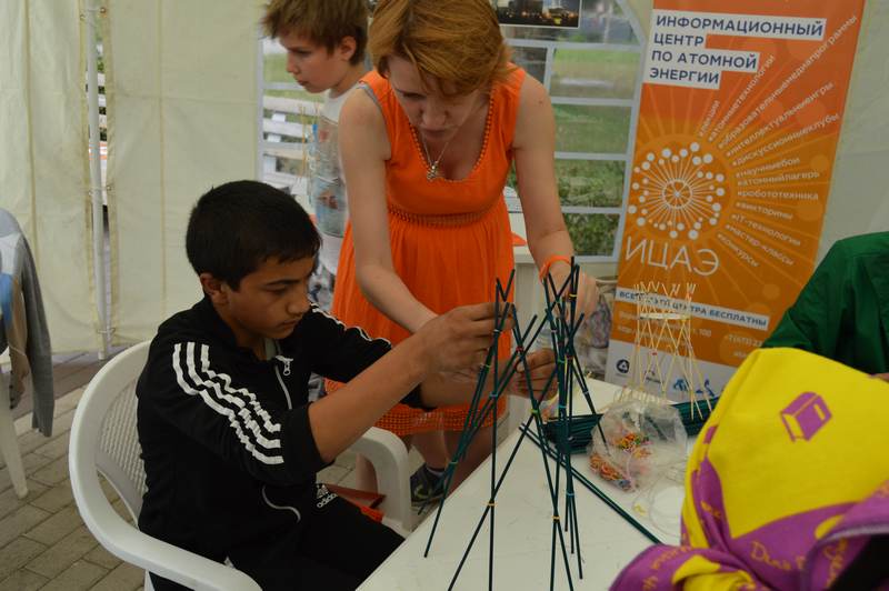 Фото к Информационный центр по атомной энергии на дне рождения Чебурашки