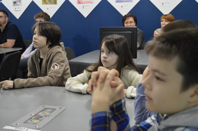 Фото к Наука сквозь призму музыки: в Воронеже выступил Петр Термен