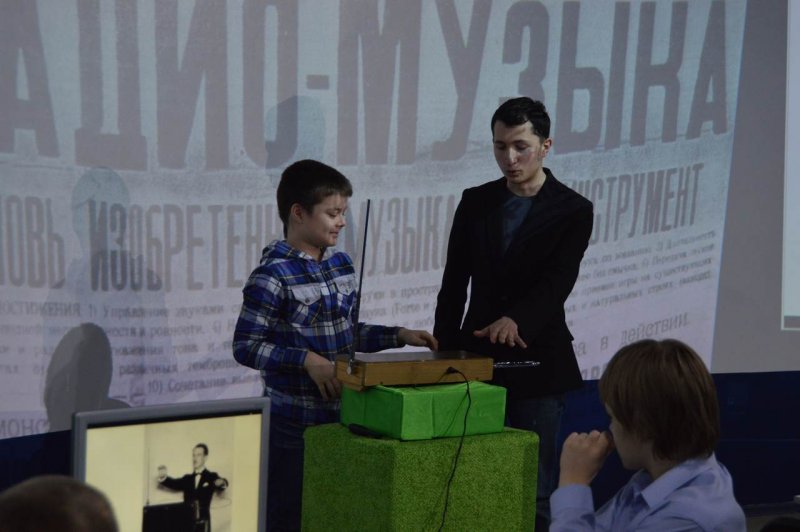 Фото к Наука сквозь призму музыки: в Воронеже выступил Петр Термен