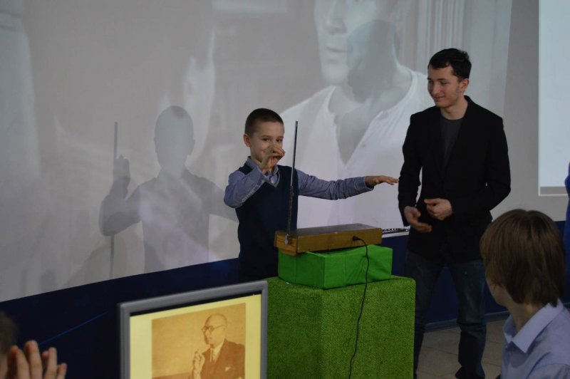 Фото к Наука сквозь призму музыки: в Воронеже выступил Петр Термен