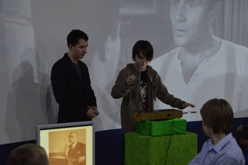 Фото к Наука сквозь призму музыки: в Воронеже выступил Петр Термен