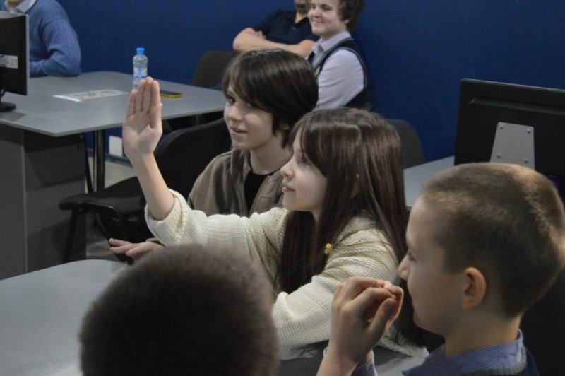 Фото к Наука сквозь призму музыки: в Воронеже выступил Петр Термен