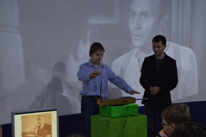 Фото к Наука сквозь призму музыки: в Воронеже выступил Петр Термен