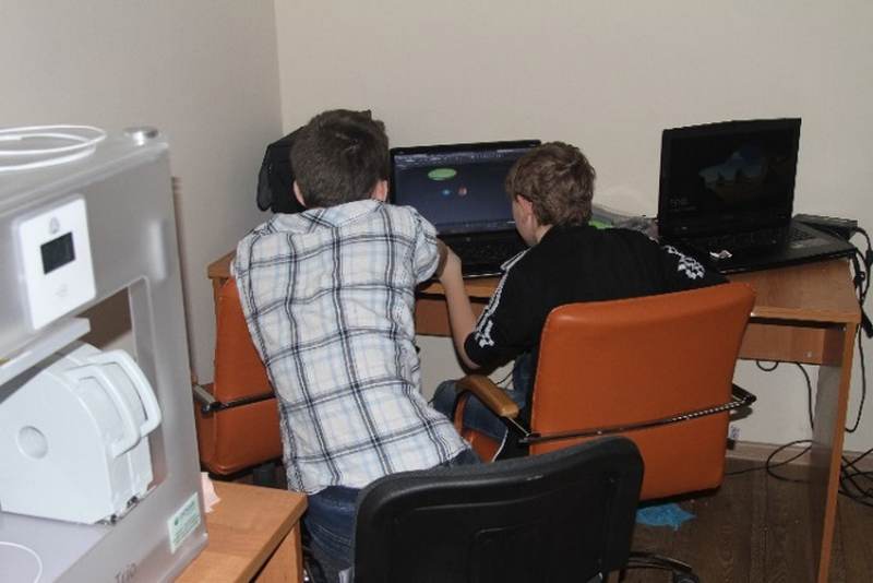 Фото к НВТ 2016 день второй: экспедиция в региональный центр технического и художественного 3Д моделирования и конструирования.