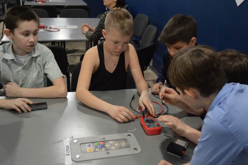 Фото к В Информационном центре по атомной энергии Воронежа школьников познакомили с термоэлектричеством