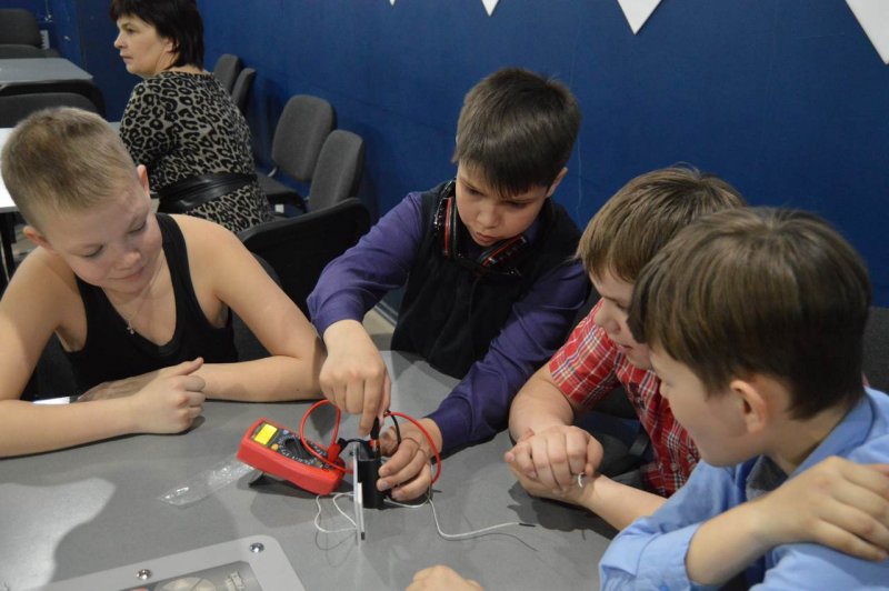 Фото к В Информационном центре по атомной энергии Воронежа школьников познакомили с термоэлектричеством