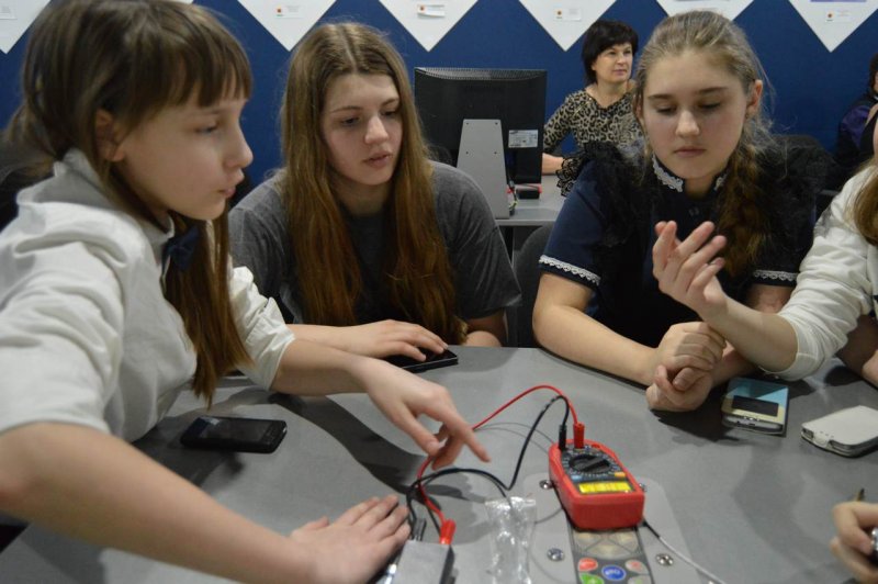 Фото к В Информационном центре по атомной энергии Воронежа школьников познакомили с термоэлектричеством