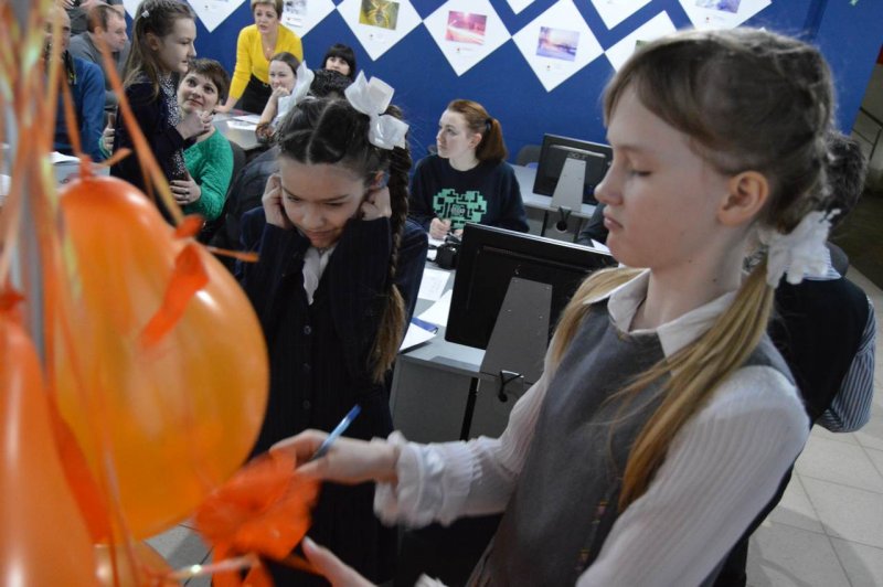 Фото к Первые шаги в науку сделали школьники в информационном центре по атомной энергии Воронежа