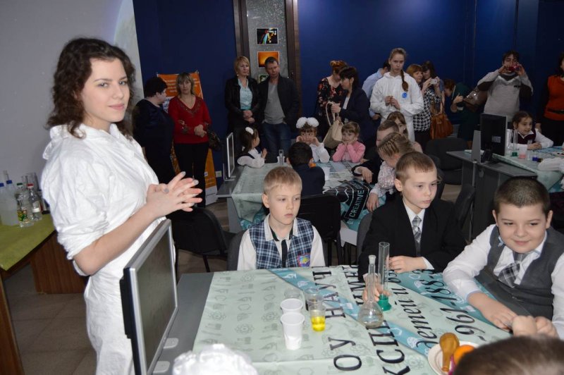 Фото к Первые шаги в науку сделали школьники в информационном центре по атомной энергии Воронежа