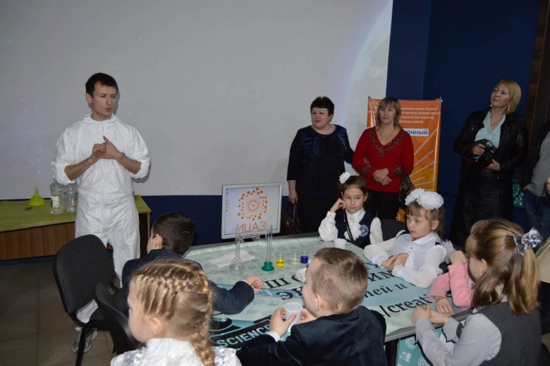 Фото к Первые шаги в науку сделали школьники в информационном центре по атомной энергии Воронежа