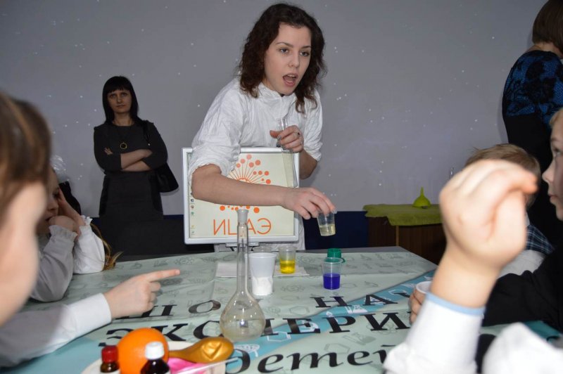 Фото к Первые шаги в науку сделали школьники в информационном центре по атомной энергии Воронежа