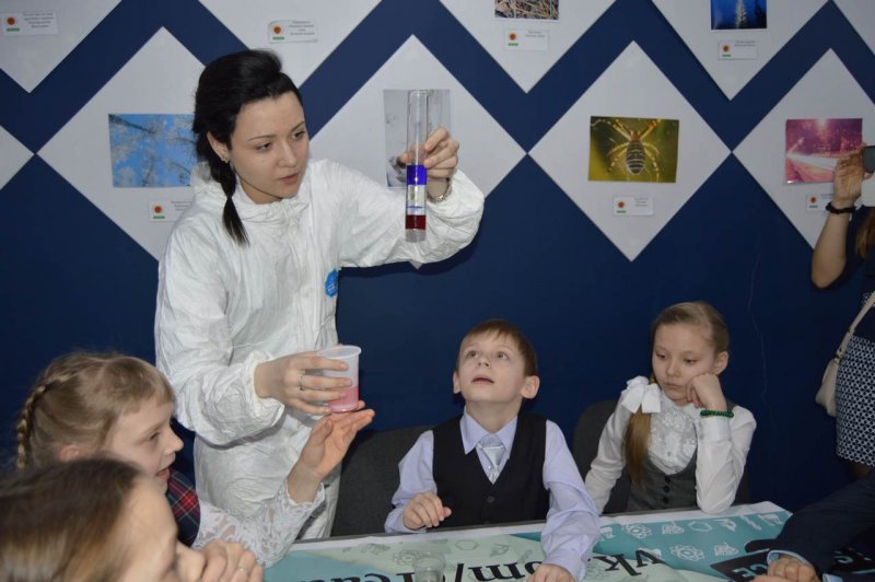 Фото к Первые шаги в науку сделали школьники в информационном центре по атомной энергии Воронежа