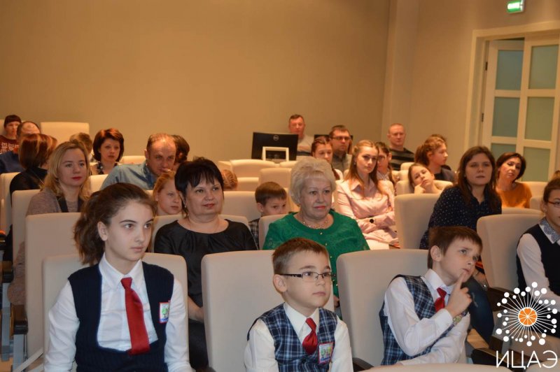 Фото к В Воронеже наградили победителей конкурса «Поздравь ИЦАЭ с Новым годом!»